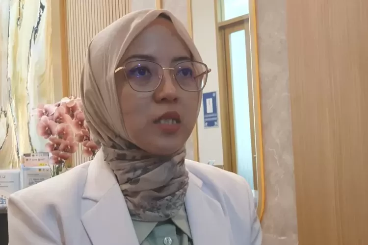 &amp;lrm;Dokter Spesialis Gizi RSUD Bakti Pajajaran, dr. Vikie Nouvrisia Anandaputri, M.Gizi., Sp.GK saat menyampaikan keterangan.  ((Foto: Billy/Radar Bogor))