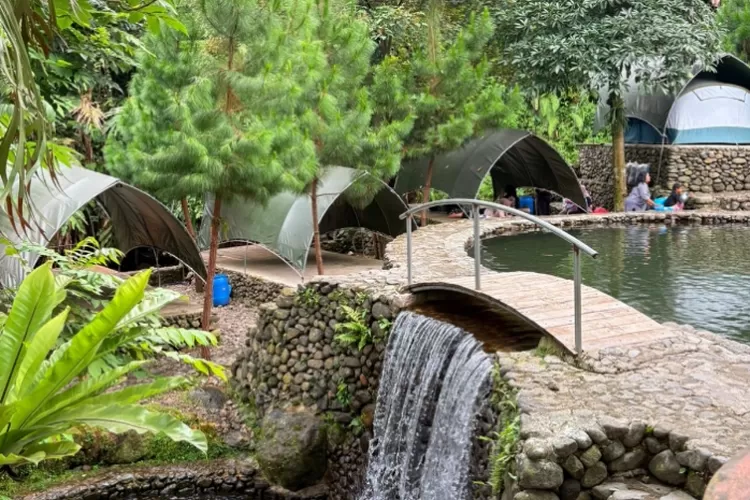 Glamping yang menghadap sungai dan Kolam yang terbentuk dari bebatuan jadi daya tarik tersendiri Lembah Batu Riverside Bogor. (Foto/RBG.id - Ahmad Zulfahmy.)