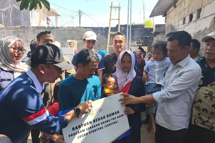 Wabup Bogor Dampingi Menteri BKKBN Tinjau Keluarga Berisiko Stunting dan Salurkan Bantuan. (Foto/Humas Kabupaten Bogor.)