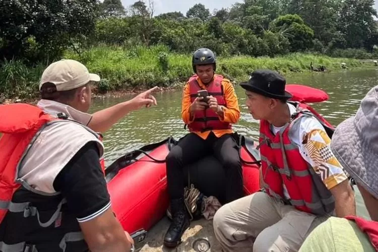 Rudy Susmanto meninjau Setu Kabantenan dan Setu Cikaret dengan menyusuri area setu menggunakan perahu karet. (Foto/Diskominfo Kabupaten Bogor.)