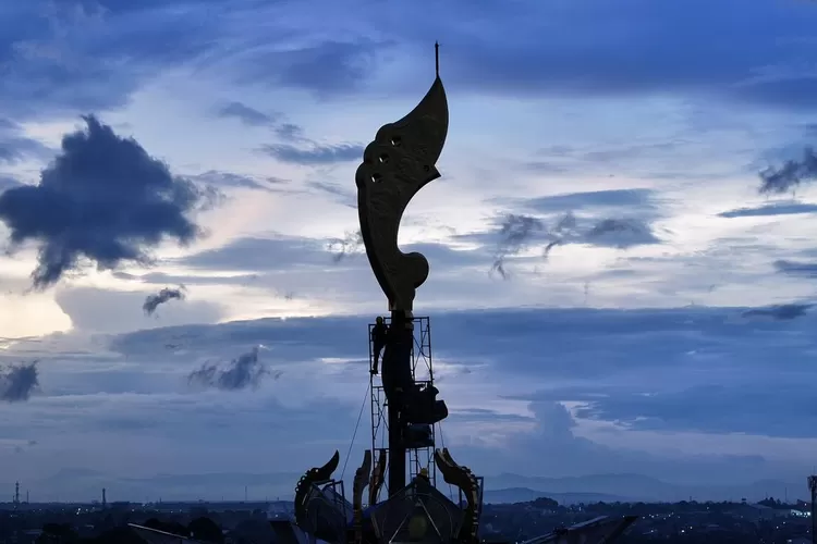 Kujang Raksasa 14 Meter Resmi Hiasi Puncak Tugu Pancakarsa. (Foto/Humas Kabupaten Bogor.)