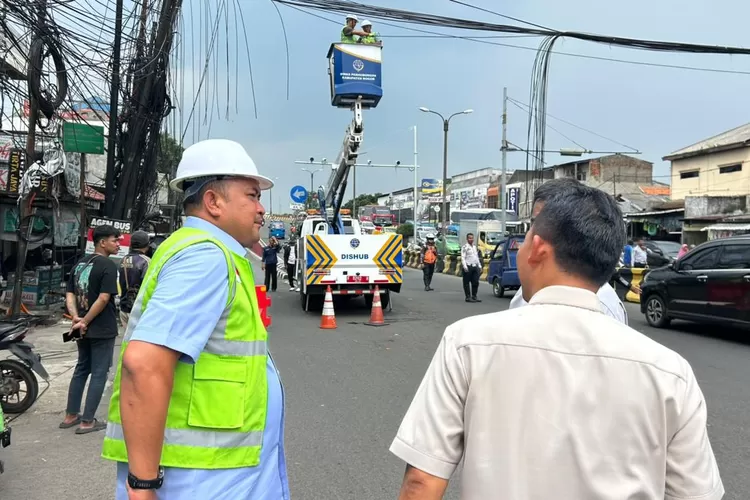 Rudy Susmanto Pantau Langsung Penataan Kabel Fiber Optik. (Foto/Humas Kabupaten Bogor.)