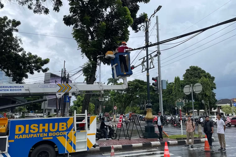 Penataan Kabel Fiber Optik Berlanjut, Pemkab Bogor Fokuskan Pekerjaan di Simpang Ediyoso. (Foto/Diskominfo Kabupaten Bogor.)