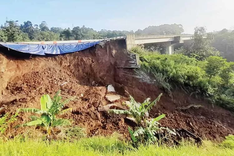 AMBLAS: Kondisi jalan tol Bogor-Ciawi-Sukabumi (Bocimi) di KM 64 yang mengalami longsor pada Rabu (3/4). 