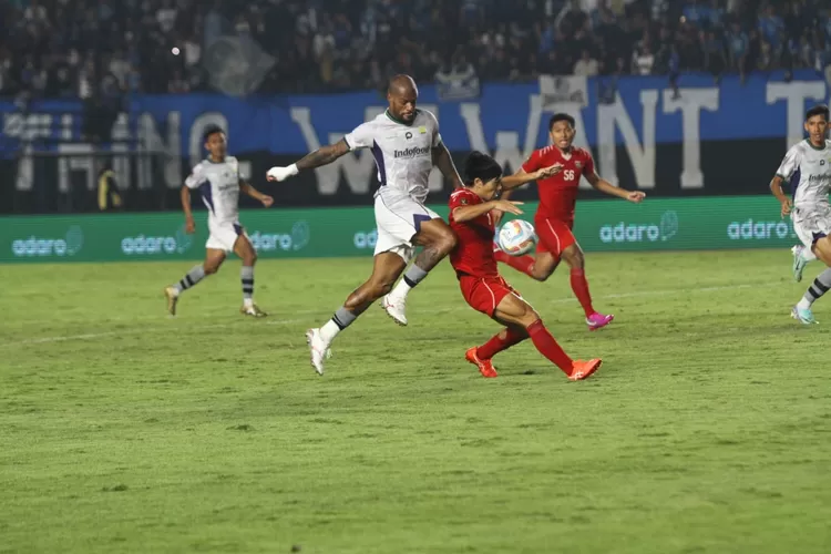 Penyerang Persib Bandung David da Silava berebut bola dengan pemain Borneo FC dalam Liga Piala Presiden 2024 di Stadion Si Jalak Harupat, Soreang, Kabupaten Bandung, Senin (21/7). (TAOFIK ACHMAD HIDAYAT/RADAR BANDUNG )