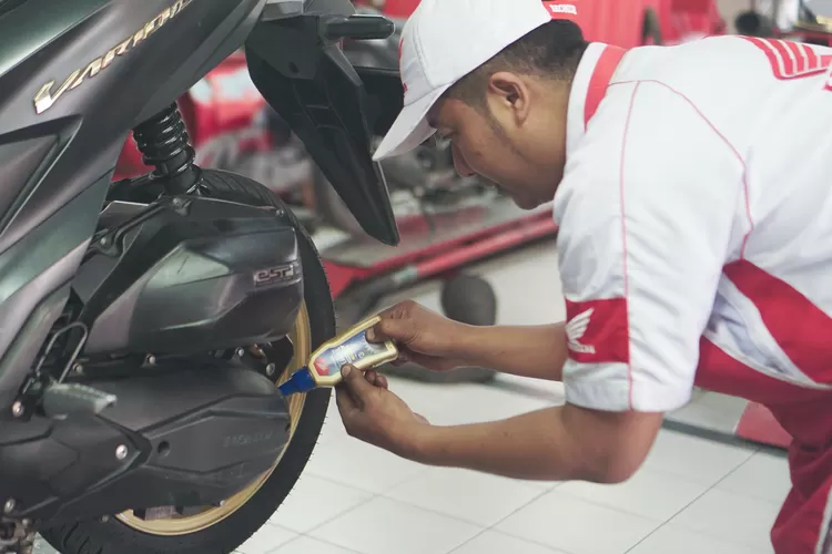Pentingnya Mengganti Oli Transmisi Motor Matic Secara Rutin