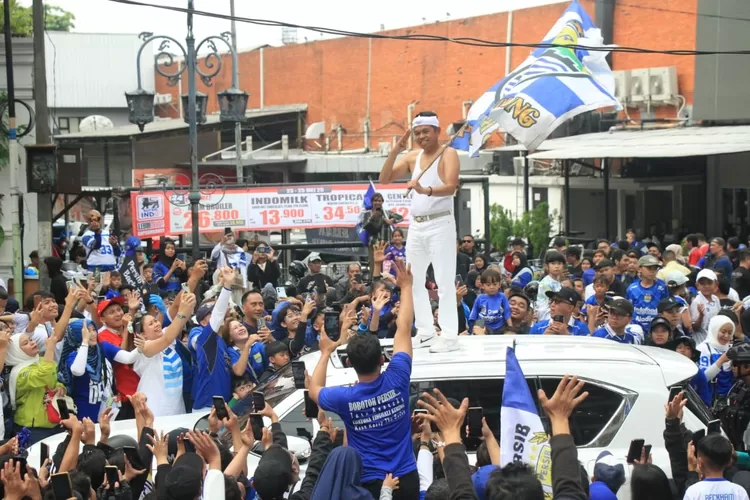 Gubernur Jawa Barat&nbsp;Dedi Mulyadi mengikuti konvoi Persib Bandung. (Foto: Taofik Achmad Hidayat/Radar Bandung)