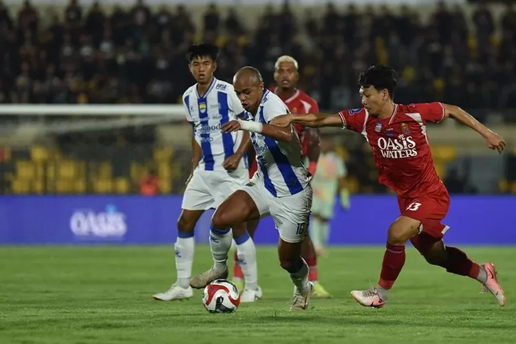 Gelandang serang Persib, Wiliam Marcilio berupaya melepaskan diri dari adangan pemain Persijap Jepara pada pertandingan pekan kedua Super League 2025/26 di Stadion Gelora Bumi Kartini, Senin, (18/8/2025).  ((PERSIB.co.id/Barly Isham))