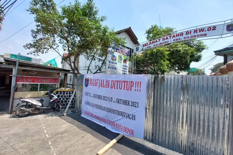 Penutupann Jalan Abdul Gani 1, Kelurahan Cilodong, Kecamatan Cilodong, imbas perbaikan jembatan yang dilakukan oleh Dinas PUPR Depok (ANDIKA EKA/RADAR DEPOK)