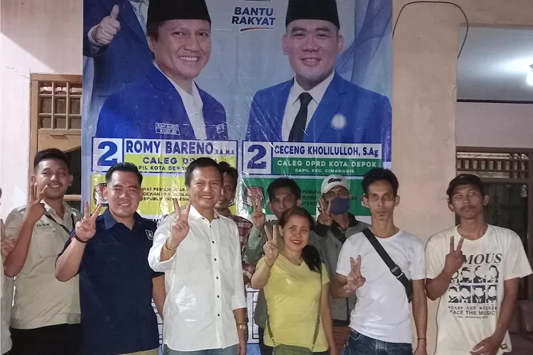 Caleg PAN DPRD Kota Depok Dapil Cimanggis, Ceceng  Kholilulloh dan Caleg PAN DPR RI Dapil Kota Depok &ndash; Kota Bekasi, Romy Bareno, menggelar pertemuan dengan relawan dan koordinator TPS, di Kelurahan Harjamukti, Kecamatan Cimanggis, Depok, Rabu (18/10). (Irfan/Radar Depok)