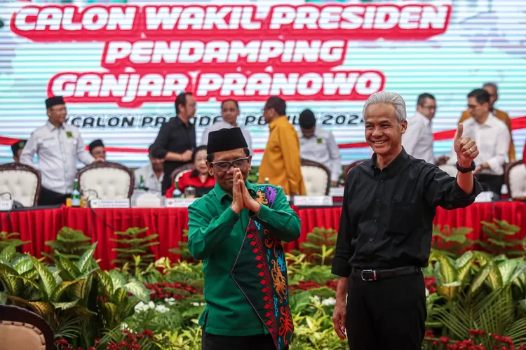 Bakal calon presiden dari PDI Perjuangan (PDIP) Ganjar Pranowo (kanan) dan bakal calon wakil presiden Mahfud MD (kiri) saat pengumuman bakal calon wakil presiden pada Pilpres 2024 di kantor DPP PDIP, Jakarta, Rabu (18/10/2023). Mahfud MD secara resmi telah ditunjuk sebagai bakal calon wakil presiden (cawapres) pendamping Ganjar Pranowo.  (FOTO:MIFTAHUL HAYAT/JAWA POS)