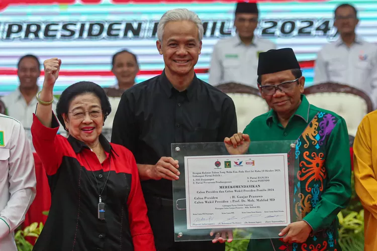 Bakal calon presiden dari PDI Perjuangan (PDIP) Ganjar Pranowo (tengah) dan bakal calon wakil presiden Mahfud MD (kanan) berfoto bersama Ketua Umum PDI Perjuangan (PDIP) Megawati Soekarnoputri (kiri) saat pengumuman bakal calon wakil presiden pada Pilpres 2024 di kantor DPP PDIP, Jakarta, Rabu (18/10/2023). Mahfud MD secara resmi ditunjuk sebagai bakal calon wakil presiden (cawapres) pendamping Ganjar Pranowo.  (FOTO:MIFTAHUL HAYAT/JAWA POS)