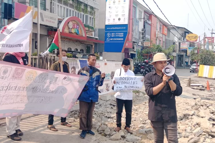 UNJUK RASA : Belasan aksi massa yang tergabung dalam Perisai Kota Depok dan STD saat melakukan aksi unjuk rasa di depan McDonald's Margonda Depok, Minggu (22/10). (Perisai Kota Depok for Radar Depok)