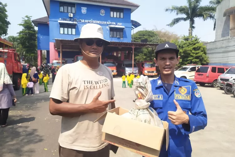 Penyerahan ular liar dari warga Kelurahan Tirtajaya kepada Damkar Kota Depok pada Kamis  (Andika Eka )