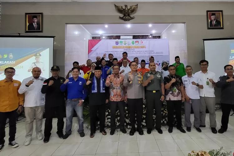 Polres Metro Depok bersama unsur lainnya saat melakukan Deklarasi Pemilu Damai di Aula Atmani Adhi Wedhana  Polres Metro Depok, Kamis (26/10). (POLRES METRO DEPOK)