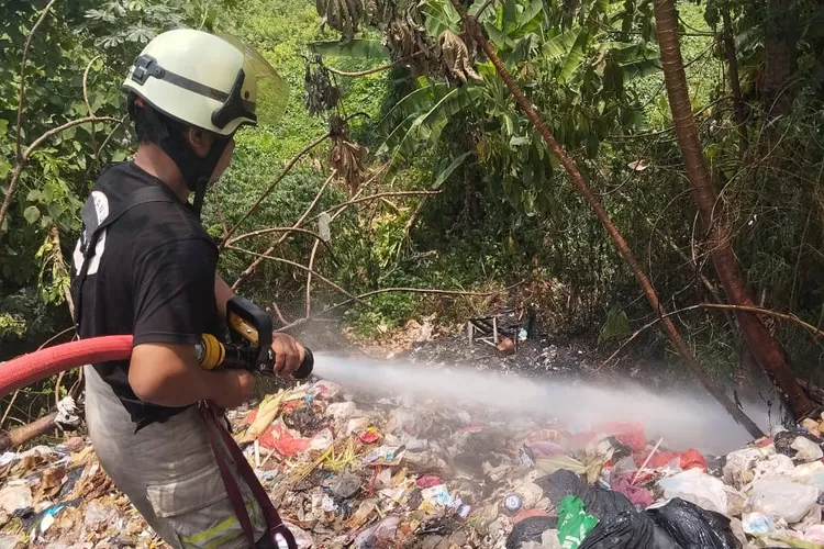 Pemadaman api yang dilakukan Damkar Kota Depok, terhadap Tempat Pembuangan Sampah (TPS) liar yang berada di Jalan Pitara, RT3/15 Kelurahan/Kecamatan Pancoranmas (Aldy Rama )