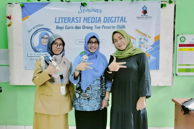 Dosen Pascasarjana IISIP Komunikasi IISIP Jakarta, Mulharnetti menjadi narasumber pada seminar literasi media digital di Madrasah Ibtidaiyah Plus (MIP) Al Muhajirin (Andika Eka)