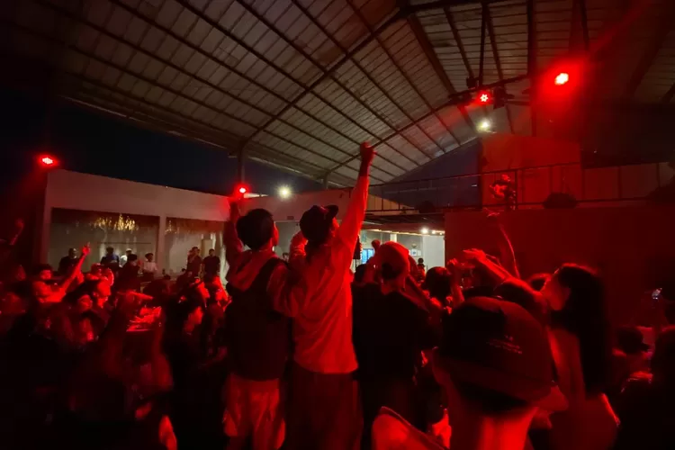 Jason Ranti sebagai penampil pada acara pentas musik sedjati di Sedjati Coffe and Eatery yang tertelak di Jalan Raya Bogor, Kelurahan Sukamaju, Kecamatan Cilodong (Andika Eka )