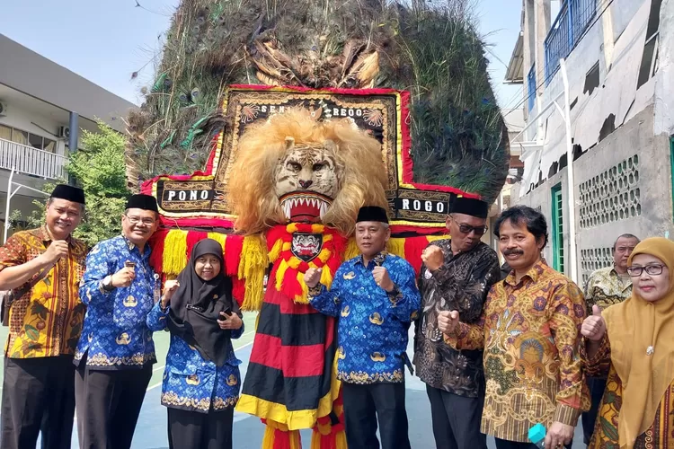 Foto bersama Camat Tapos, Abdul Mutolib selepas Upacara Hari Sumpah Pemuda ke-95, di Lapangan Balai Kota Depok (Andika Eka )