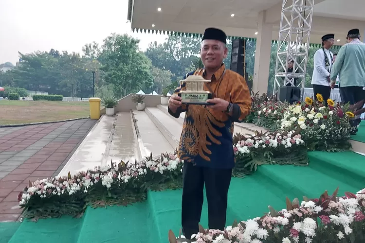 Camat Tapos, Abdul Mutolib mendapatkan piala juara dua pada gelaran MTQ XXIII Tingkat Kota Depok Tahun 2023 (Andika Eka )