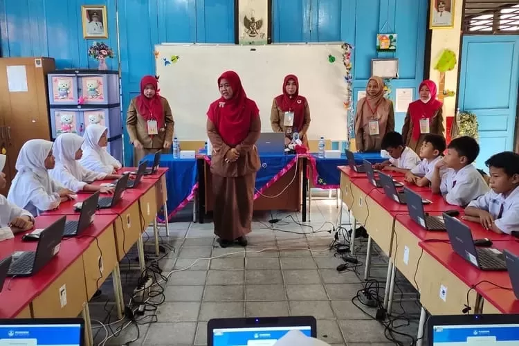 Asesmen Nasional Berbasis Komputer (ANBK) yang dilaksanakan siswa SDN Duren Seribu 03, Kelurahan Duren Mekar, Kecamatan Bojongsari, Senin  (Aldy Rama )