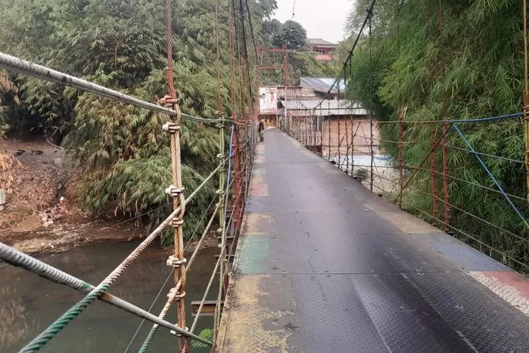 Perbaikan jembatan gantung Parung Serab (Aldy Rama )