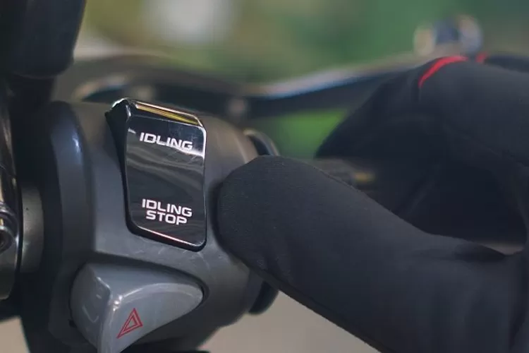 Mengenal fitur idling stop system atau ISS yang ada di sepeda motor Honda.