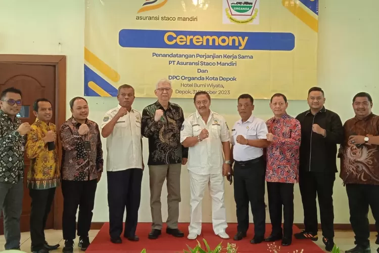 Direktur Utama Asuransi Staco Mandiri, Andi Pratjihwan bersama Ketua DPC Organda Kota Depok, Ajajih Azis tanda tangan kerjasama terkait revitaliasi Angkot Di Kota Depok (Andika Eka )