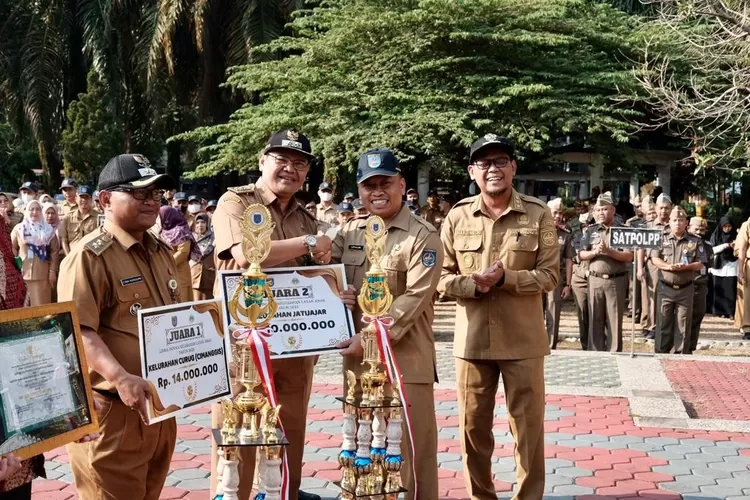 Pemberian hadiah dan piala pada lomba inovasi KLA Tingkat Kota Depok Tahun 2023, oleh Wakil Walikota Depok, Imam Budi Hartono, di Balaikota Depok, Senin  (Andika Eka)