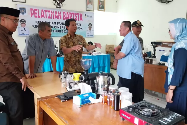 PERSIAPAN : Lurah Pangkalanjati Tarmuji bersama Kasi Ekbang Rukby Andy beserta jajaran tengah menyiapkan pelatihan barista di Aula Kelurahan Pangkalanjati, Cinere, Depok. (PANGKALANJATI FOR RADAR DEPOK)
