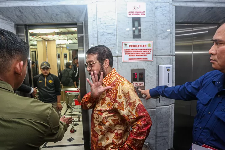 Ketua Mahkamah Konstitusi Anwar Usman usai menjalani sidang etik tertutup terkait dugaan pelanggaran kode etik hakim konstitusi di Gedung Mahkamah Konstitusi, Jakarta, Selasa (31/10/2023). Majelis Kehormatan Mahkamah Konstitusi menggelar sidang tertutup dengan terlapor Ketua Mahkamah Konstitusi Anwar Usman terkait dugaan pelanggaran kode etik hakim konstitusi. Anwar Usman dilaporkan oleh sejumlah masyarakat karena dinilai memiliki konflik kepentingan dalam putusan Mahkamah Konstitusi yang membolehkan kepala daerah di bawah usia 40 tahun menjadi capres atau cawapres. (FOTO:MIFTAHUL HAYAT/JAWA POS)