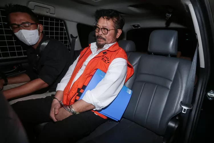 Tersangka kasus dugaan korupsi di Kementerian Pertanian Syahrul Yasin Limpo usai menjalani pemeriksaan di Bareskrim Mabes Polri, Jakarta, Selasa (31/10/2023). Mantan Menteri Pertanian itu diperiksa terkait kasus dugaan pemerasan yang dilakukan ketua KPK Firli Bahuri terhadap dirinya. (FOTO: SALMAN TOYIBI/JAWA POS)