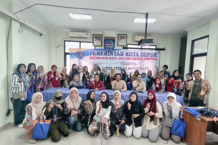Warga di Kelurahan Ratujaya, Kecamatan Cipayung, mengikuti pelatihan kerajinan tangan dari benang wol dan nilon, di aula kantor kelurahan, Rabu (1/11).