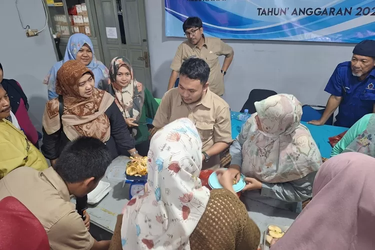 Kelurahan Mekarjaya bekerjasama dengan Dinas Lingkungan Hidup dan Kehutanan (DLHK) Kota Depok, memberi pelatihan pemilahan sampah kepada RW yang belum memiliki bank sampah, Rabu (1/11)