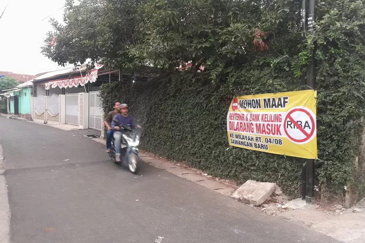 Spanduk penegasan larangan rentenir atau bank keliing yang dibuat masyarakat agar tidak masuk ke wilayah RW8 Kelurahan Sawangan Baru, Kecamatan Sawangan (Aldy Rama)