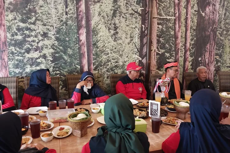 Wakil Walikota Depok, Imam Budi Hartono bersilaturahmi dan makan siang bareng Relawan Kebakaran Kelurahan Sukamaju, Kecamatan Cilodong, di Makan Kampung Kecil, Simpangan Depok (Andika Eka)
