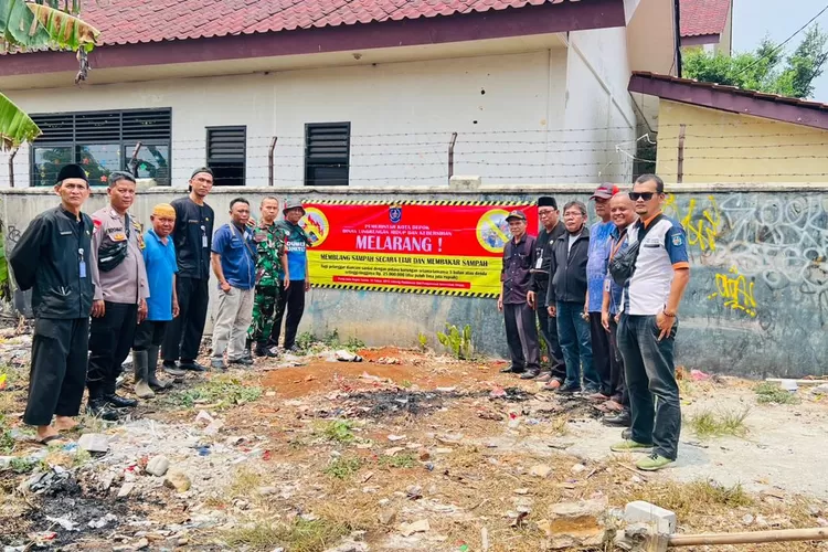 Wakil Walikota Depok, Imam Budi Hartono bersilaturahmi dan makan siang bareng Relawan Kebakaran Kelurahan Sukamaju, Kecamatan Cilodong, di Makan Kampung Kecil, Simpangan Depok (Aldy Rama )