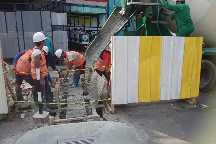 Proses pengerjaan saluran yang sedang diaspal dan pemasangan crossing saluran  (Gabriel Omar Batistuta)