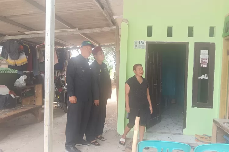 Lurah Cipayung Jaya mengecek rumah yang sudah Rampung dikerjakan (Gabriel Omar Batistuta)