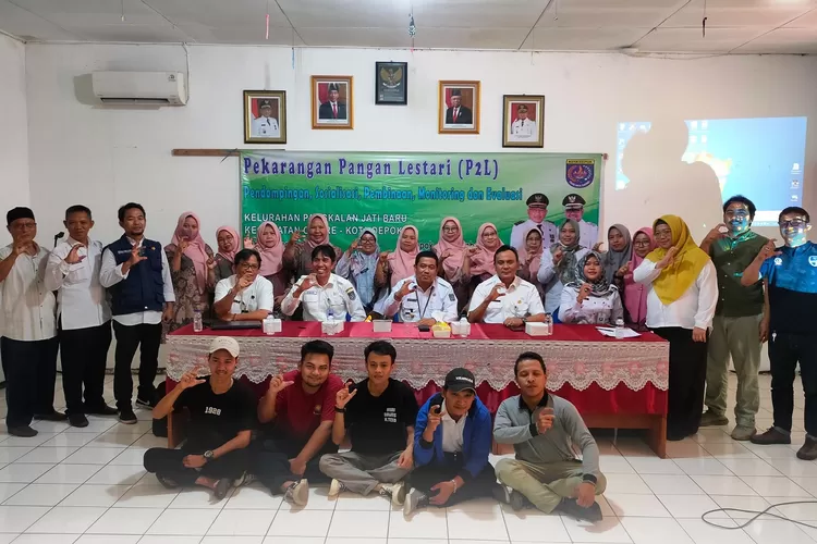 SOSIALISASIKAN : Pembinaan dan monitoring, evaluasi (Monev) sub kegiatan P2L, di aula Kantor Kelurahan Pangkalanjati Baru. (RADAR DEPOK)