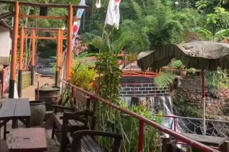 Destinasi wisata alam Tanaka Waterfall berlokasi di Malang menyuguhkan udara segar dan air terjun yang jernih (Tangkapan layar Instagram @wisataumbulantanaka.real)