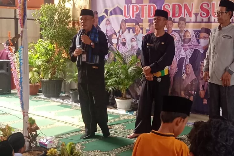 Camat Tapos, Abdul Mutolib memberikan sambutan dan arahan kepada siswa-siswi SD Negeri 2 Sukatani dalam rangka Peringatan Maulid Nabi Muhammad SAW 1445 Hijriah. (Andika Eka)