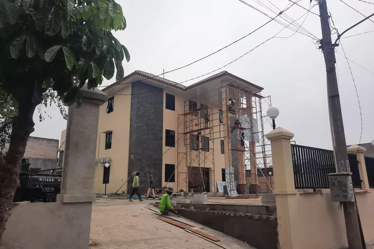 Gedung Kelurahan Abadijaya sedang di renovasi (Andika Eka )