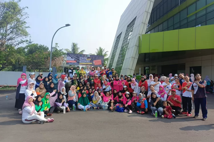 Foto bersama usai mengadakan senam bersama di lapangan parkir RSUD ASA, Kelurahan Cimpaeun, Kecamatan Tapos,  (Andika Eka )