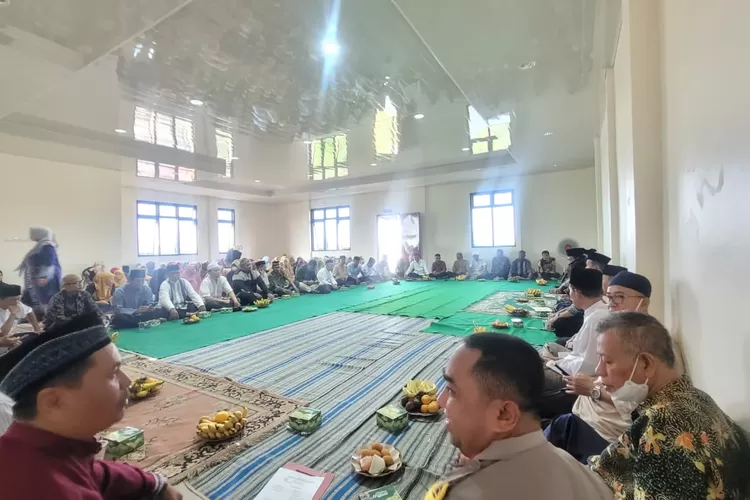 Aparatur Kelurahan Mampang bersama unsur masyarakat yang ada ketika tasyakuran atas rasa syukur rampungnya Gedung Kelurahan Mampang, di Jalan Damai 1 RT3/12, Mampang, Pancoranmas, (Aldy Rama )