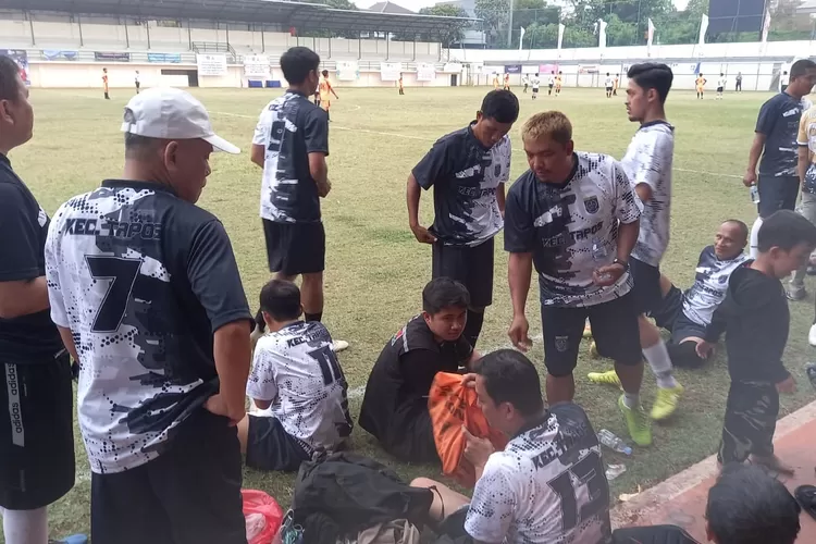 Tim sepak bola Kecamatan Tapos saat bermain pada event HUT Korpri di Stadion merpati, Pancoranmas, Kota Depok (Andika Eka )