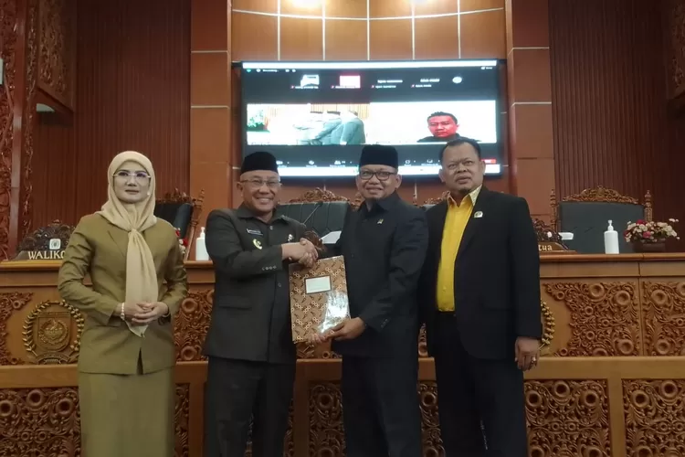 Walikota Depok, Mohammad Idris berjabat tangan dengan Ketua DPRD Kota Depok, HTM Yusufsyah Putra didampingi Wakil Ketua DPRD Kota Depok, Yeti Wulandari dan Tajudin Tabri, beberapa waktu lalu. (GERARD SOEHARLY/RADAR DEPOK)