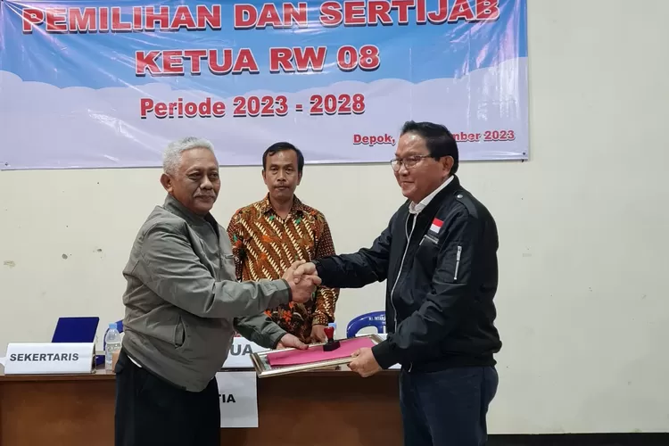 Sertijab Sudarnoto Kertua RW8 Kelurahan Curug periode 2020 &ndash; 2023 (kiri) dan Ketua RW terpilih, Rachman periode 2023 &ndash; 2028. (Andika Eka )