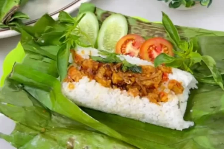 Resep membuat nasi bakar dengan isian teri dan tempe (Tangkapan layar Youtube Ika Mardatillah)