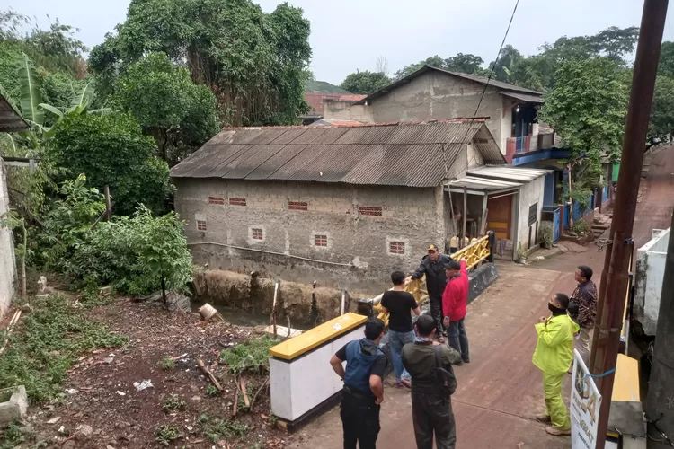 Walikota Depok Mohammad Idris bersama Camat Sukmajaya Wiyana dan stakeholder melakukan monitoring di kawasan longsor (Gabriel Omar Batistuta)